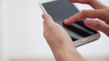 Cep telefonu kullanan adam