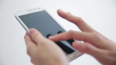 Cep telefonu kullanan adam