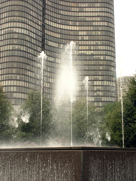 Fontaine moderne et mur d'eau à Chicago — Photo