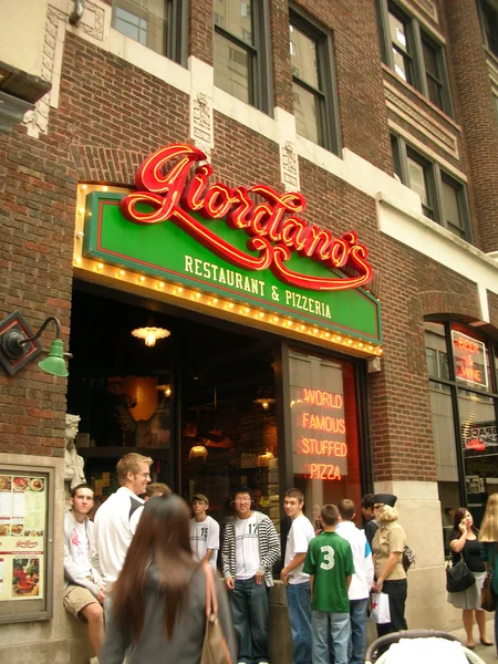 Giordanos chicago style pizza famous restaurant — Stock Photo, Image