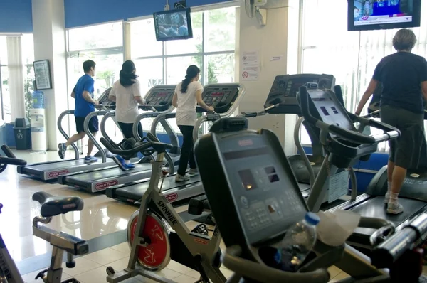 Persone che corrono sul mulino a filo in palestra — Foto Stock