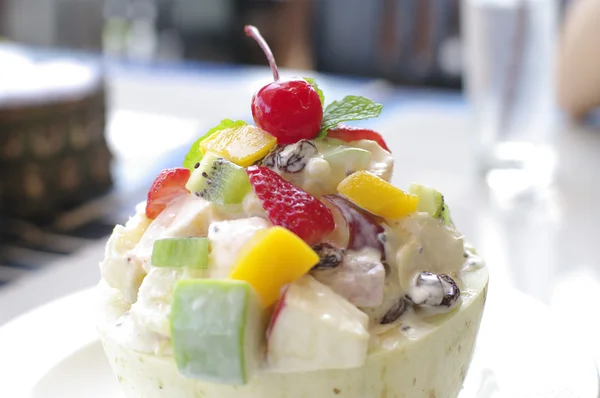 Fruitsalade in meloen — Stockfoto