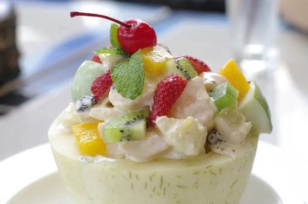 Fruitsalade in meloen — Stockfoto