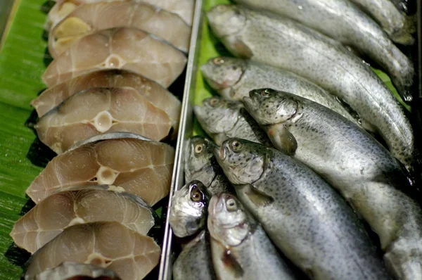 Los mariscos, pescados y filetes se venden en el supermercado — Foto de Stock