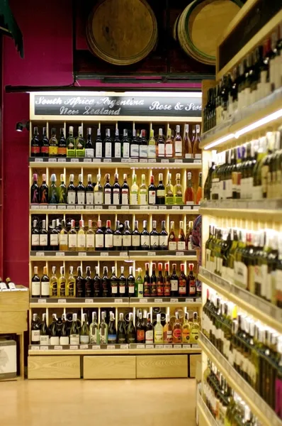 Garrafas de vinho na prateleira — Fotografia de Stock