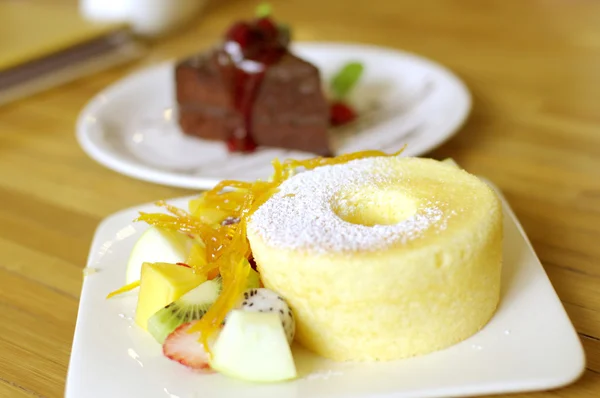 Bolo de esponja com frutas — Fotografia de Stock