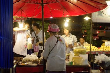 Gece sokak gıda satıcı Tayland