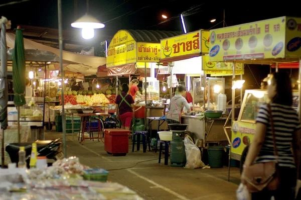 Notte street food venditore in Thailandia — Foto Stock