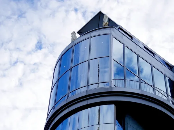 Moderne architect gebogen glazen muur gevel — Stockfoto
