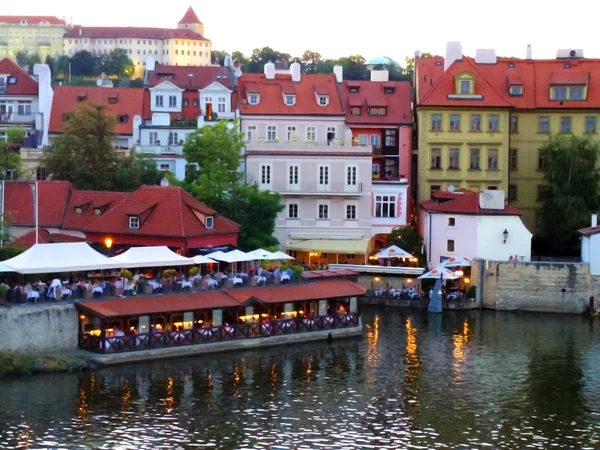 Restaurace u řeky — Stock fotografie