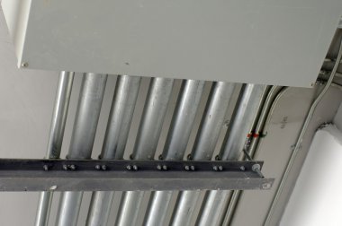 Tavandaki metal borular