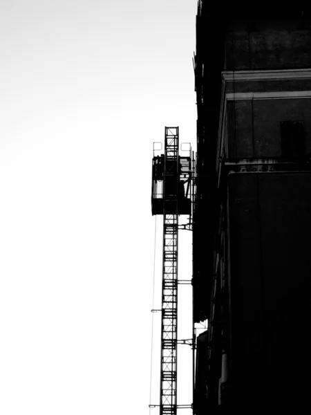 Строительный лифт — стоковое фото