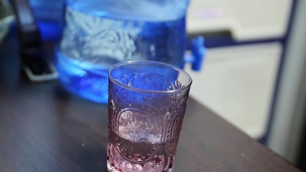 Water glazen ratelende — Stockvideo