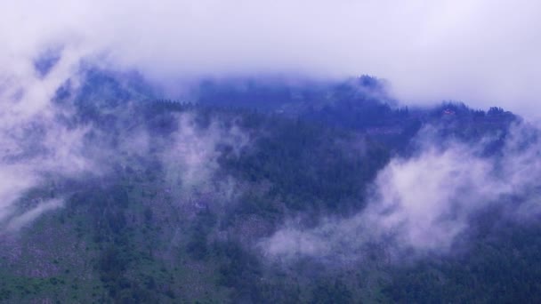 Nuvem se movendo sobre a montanha no início da manhã — Vídeo de Stock