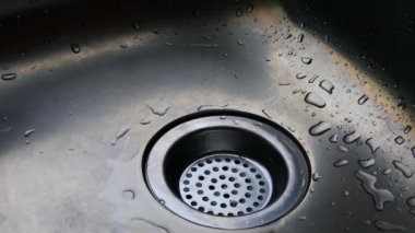 aşağı lavabo soyut bitiş, korku sahnesi fışkıran su