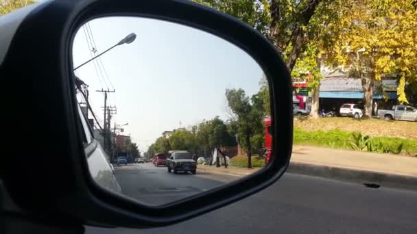 Vista de la calle desde el espejo lateral del coche. Deja pasar a todos los coches. — Vídeo de stock
