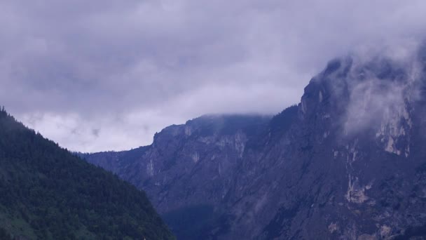 Nube moviéndose sobre la montaña por la mañana temprano — Vídeos de Stock