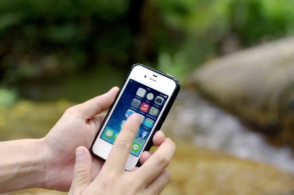 Slimme telefoon in de natuur — Stockfoto