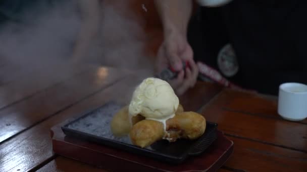 Queima Sorvete Banana Frita Chama Iluminada Sobremesa Com Álcool Método — Vídeo de Stock