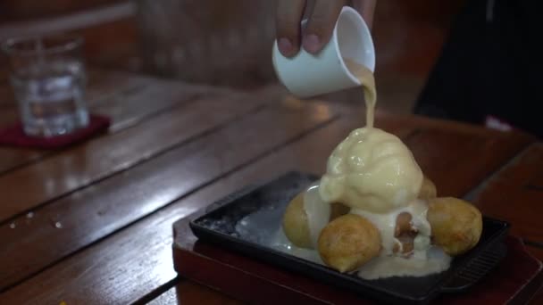 在热腾腾的冰激凌盘中倒入香草酱汁 与油炸香蕉一起煮沸 — 图库视频影像