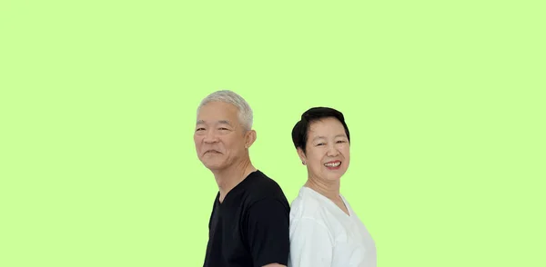 Asya Dan Emekli Yaşlı Çift Mutlu Bir Şekilde Gülümsüyor — Stok fotoğraf
