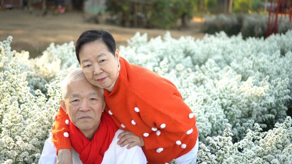 Asiatische Ältere Paar Weiß Rot Urlaub Weihnachten Thema Liebe Umarmung — Stockfoto