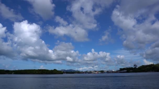 日帰り旅行のためのボートに乗って遠くからピピ島の視点日当たりの良い熱帯の海 — ストック動画