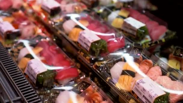 バンコク2021年3月28日 ドンキスーパーマーケットでの日本食寿司と握りの販売 — ストック動画
