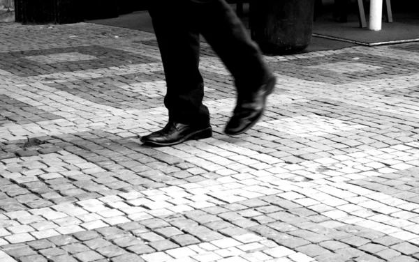 Абстрактные люди, гуляющие по городу — стоковое фото