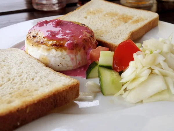 Prato de queijo Camembert — Fotografia de Stock