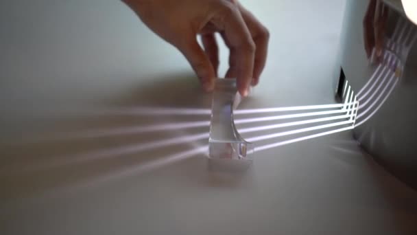 Mão Movendo Prisma Transparente Mostrando Distorção Luz Para Criar Espectro — Vídeo de Stock