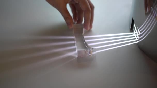 Mână Mișcare Prismă Transparentă Care Arată Distorsiunea Luminii Pentru Crea — Videoclip de stoc