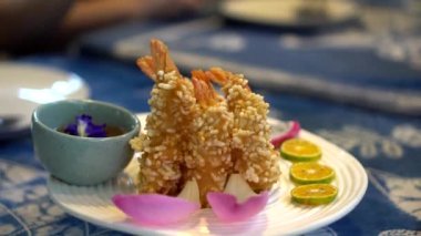 Tempura gevreği karidesi. Sağlıklı, bol yağda kızartılmış.