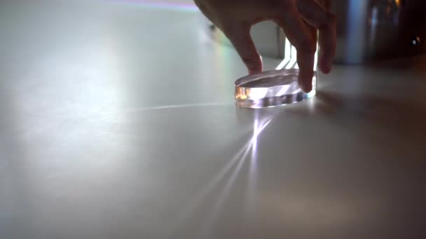 Mão Girando Oval Prisma Claro Para Distorcer Luz — Vídeo de Stock