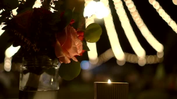 玻璃花瓶中的玫瑰在晚上的节日活动中美丽的装饰在烛光下 — 图库视频影像