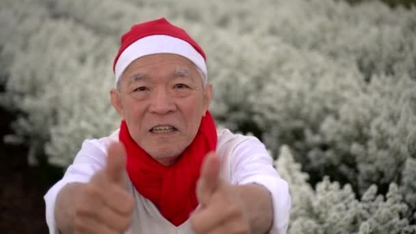 Glada Glad Tummen Upp Asiatiska Senior Man Med Röd Skrot — Stockvideo
