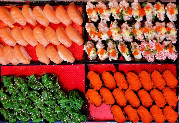 Marco Completo Bandejas Juego Sushi Nigiri Colorido Ángulo Visión Superior —  Fotos de Stock