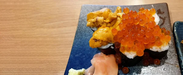 Somon Yumurtası Uni Sushi Afişi Ile Deniz Kestanesi — Stok fotoğraf