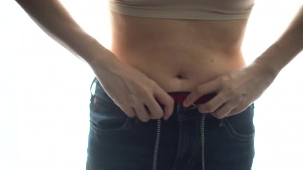 Asiatin Sorgt Sich Bauchfett Problem Beim Tragen Von Jeans Schönheitsdruck — Stockvideo