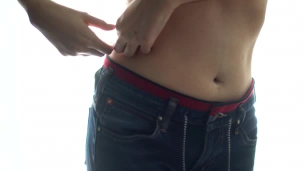 Mujer Asiática Preocupada Por Problema Grasa Del Vientre Usando Jeans — Vídeo de stock