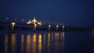 Tayland Laos pansiyoner köprüsü mekong nehri üzerinde. Gece görüşünde güzel yansıma. Salgın sırasında yarım ışık yanıyor.