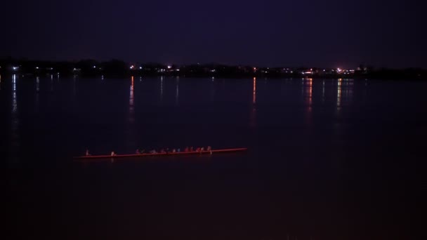 タイとラオスの間のメコン川で夜のロングボートレースの練習 Ashan人気のスポーツ — ストック動画