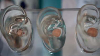 Kulak içi işitme sorunu ya da işitme kaybı sorunu için işitme cihazı eklentisiName