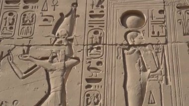 Karnak tapınağı, tanrılar ve firavunla birlikte büyük bir hiyeroglif duvar.