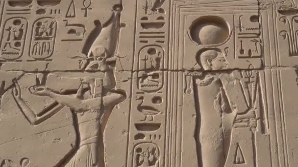 Karnak Tempel Großformatige Hieroglyphen Mauer Mit Göttern Und Pharao — Stockvideo