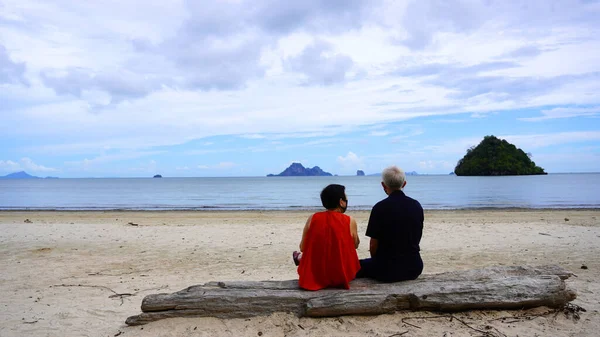 Asiatische Senioren Paar Mit Maske Entspannen Sitzen Strand Log Weißen — Stockfoto
