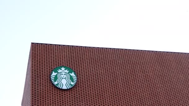 Chiang Mai Tailandia Nov 2020 Starbucks Logo Icon Brick Exterior — Vídeos de Stock