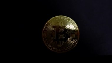 Parlak kripto para birimi bitcoin altın sikkeleri dijital para piyasası yatırımının yükselişine benziyor