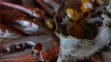 Buharda pişirilmiş mavi brab ve Tayland deniz ürünleri yemeği yemeye hazır.