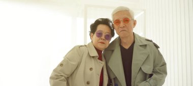 Sonbahar moda ceketli ve ceketli Asyalı yaşlı modeller.